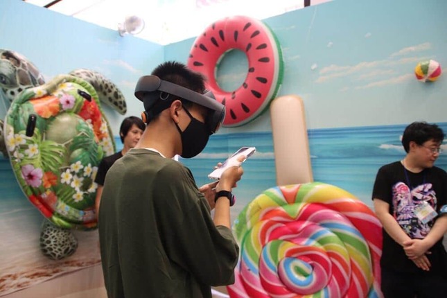 アバターをスイカ割りへ誘導するCross Greeting ROOM（クロスグリーティングルーム）