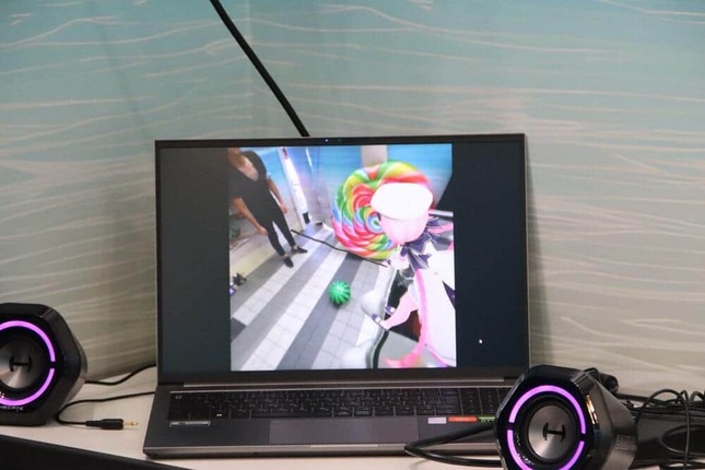 Cross Greeting ROOM参加者が被るゴーグルには、現実に重なってスタッフのアバターの姿が見える