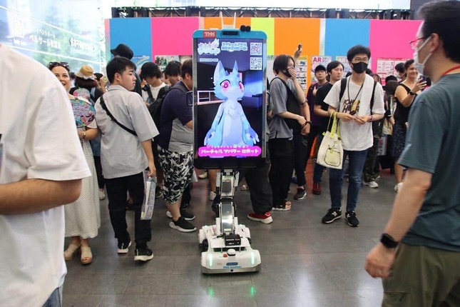 VTuberが登場して会場をまわるアバターロボット