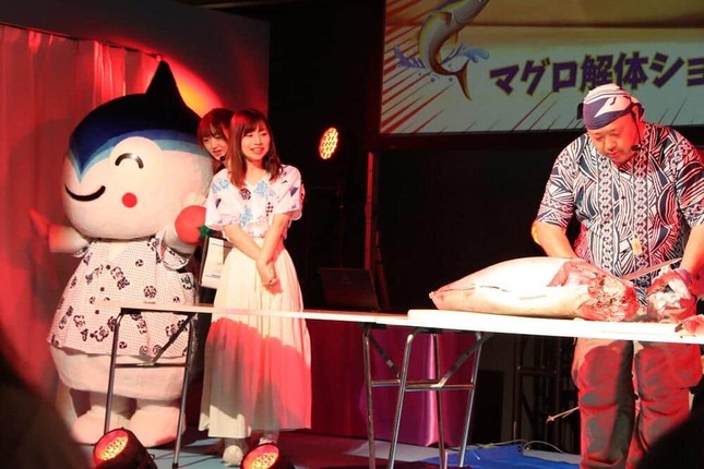 焼津市のリアル会場での出展で「リアルマグロの解体ショー」も実施　左はやいづ親善大使のSKE48・青木詩織さん