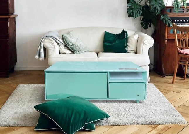 ネオレトロなデザインに冷凍冷蔵庫、スマート機能を備えた次世代テーブル
