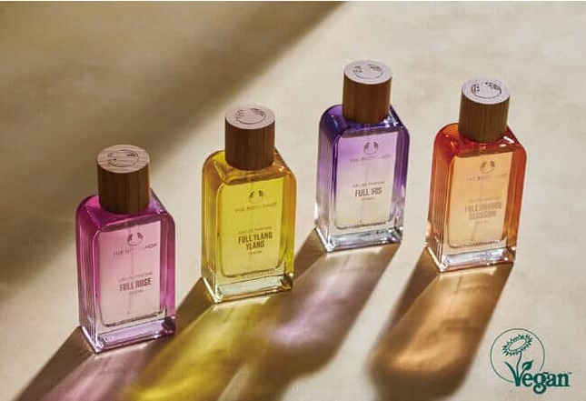 「ローズ」「アイリス」「イランイラン」「オレンジブロッサム」の天然フラワーエッセンシャルオイルを配合した、自然由来成分 90％以上のフレグランスシリーズ