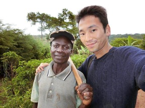 山田さんとマラウイ現地のコーヒー農家の人（NPO法人せいぼ代表・山田真人さん提供）