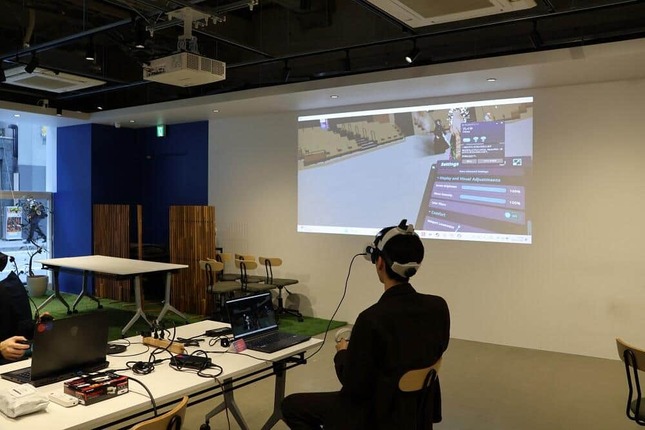 「新宿NEUU」にて、VRゴーグルをかぶり、VR演劇を観ている様子
