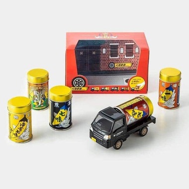 長野みやげとしても知られる「七味缶」を載せた「くるま缶」がミニカーに