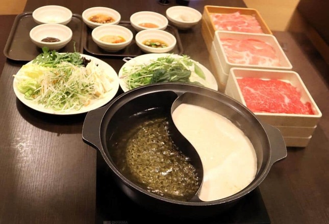 客と共同開発した「博多豚骨だし」（写真右）