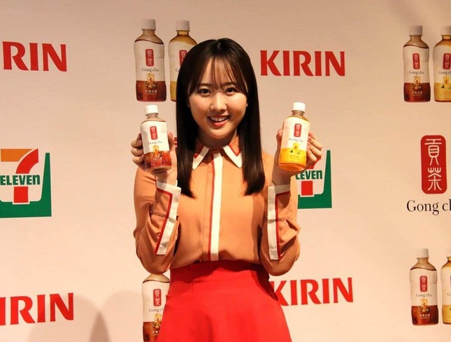 「貢茶 黒糖烏龍ミルクティー」「貢茶 阿里山烏龍ピーチティーエード」とポーズを決める本田さん