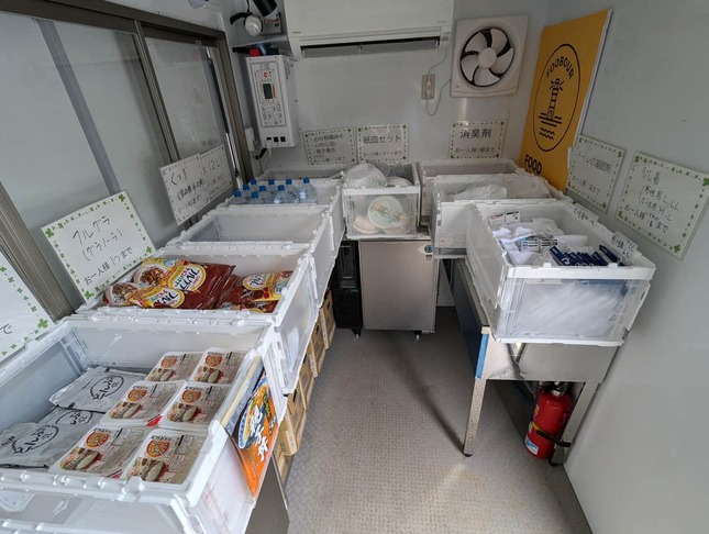 食品や日用品が置かれている