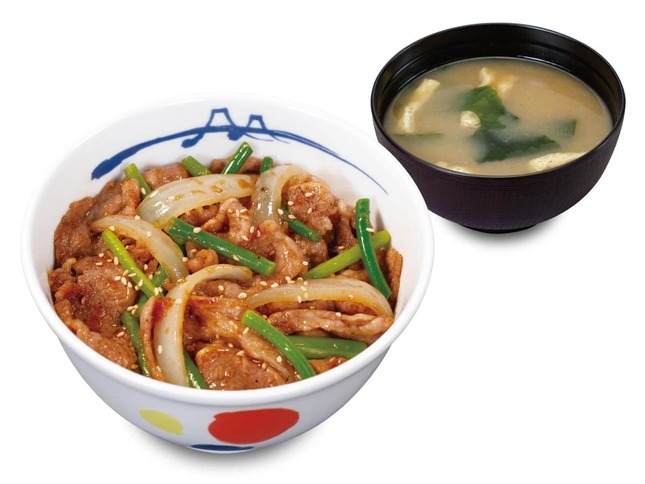 香ばしく焼いた牛肉とにんにくの芽、玉ねぎの食感の最強コンビネーション