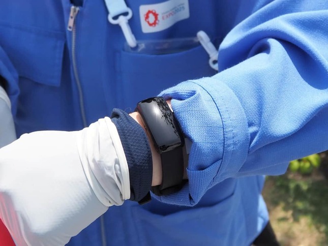 万博会場の清掃スタッフが手首に装着する「hamon band 2」