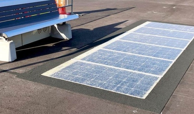 万博で駐車スペース活用した太陽光発電舗装システム　「冷たいベンチ」の電源に