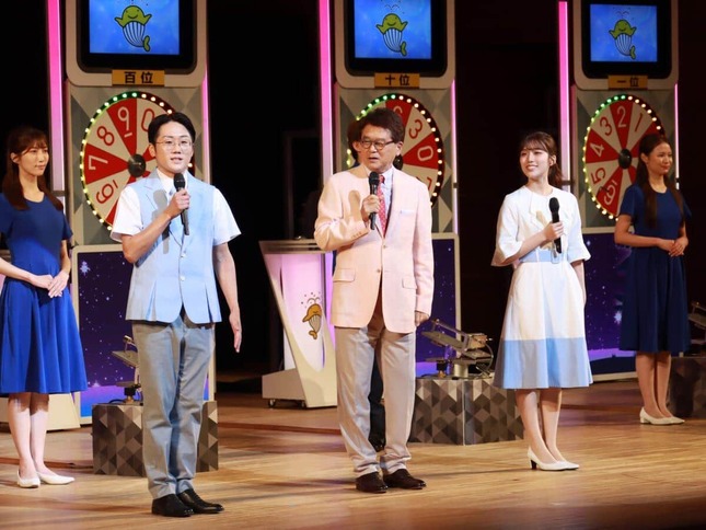 写真左から柏木行雲さん、山本哲也さん、松永鈴帆さん。サマージャンボ抽選会に登壇した（2025年8月21日撮影）