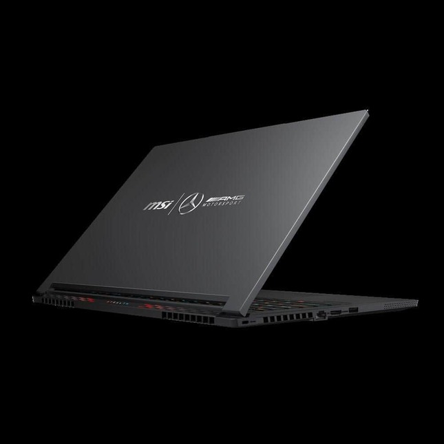 妥協なき両ブランドの個性を落とし込んだ2モデルを用意
