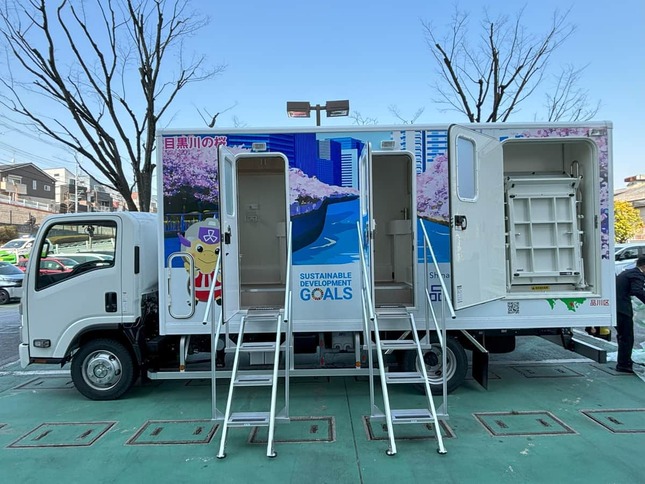 助けあいジャパンのトイレトレーラー