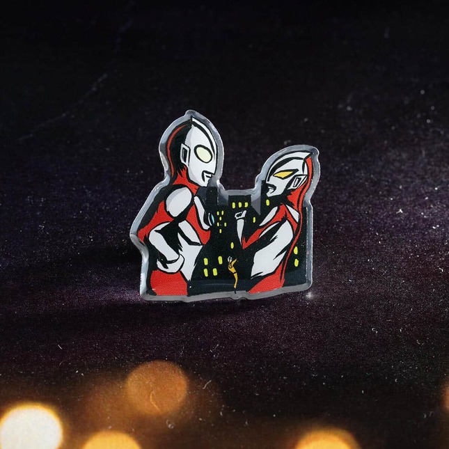 各話を象徴するシーンをセレクト、ピンズにデザイン
