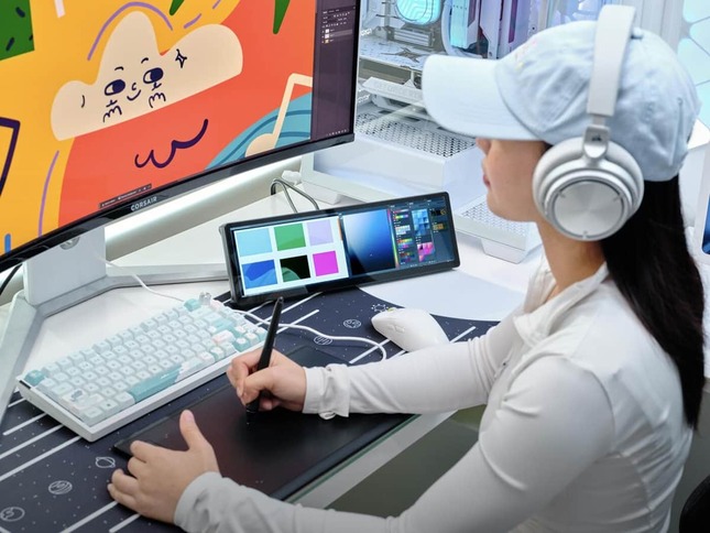 設置性も視認性も高い。仮想ボタンの表示など使い方はユーザー次第
