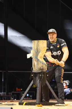 ドイツチームのStanding Block Chopの選手
