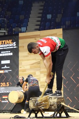 ハンガリーチームのUnderhand Chopの選手
