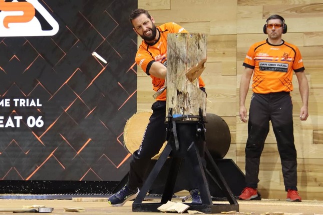 オランダチーム・Standing Block Chopの選手と、見守るチームメート
