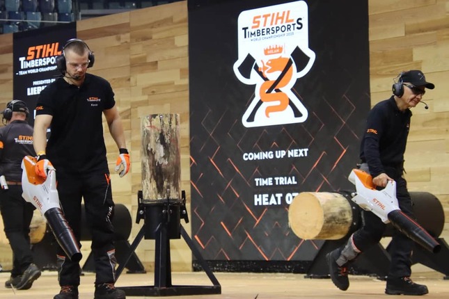 ブロワーを使って木くずを掃除するスタッフ
