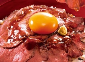「すき家」に「ローストビーフ丼」初登場　低温加熱でやわらか食感