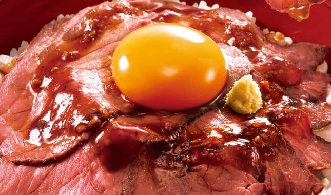 「すき家」に「ローストビーフ丼」初登場　低温加熱でやわらか食感