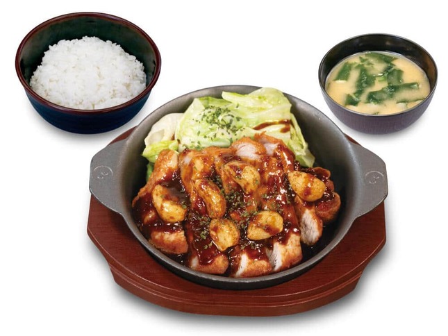 豚派も鶏派も満足、濃厚ダレとカラッと揚げた肉のマリアージュ