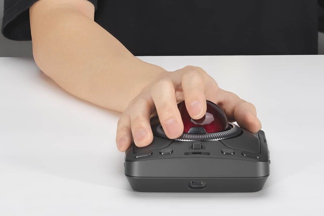 右手でも左手でも使える左右対称デザイン