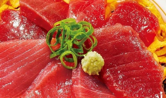 まぐろの王様・天然の本まぐろを盛り付けた「天然本まぐろ丼」　なか卯から