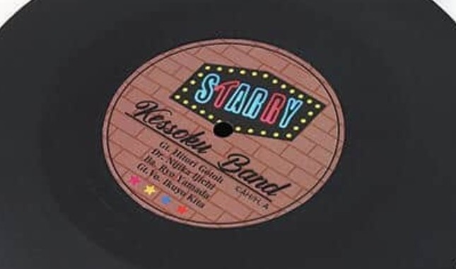 「ぼっち・ざ・ろっく！」アナログレコードをかたどったワイヤレス充電器