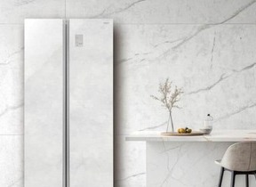 パノラマオープンスタイル、大理石調のデザイン　アクアの冷凍冷蔵庫