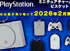 PlayStationのコントローラーやメモリーカードのミニチュアチャーム付きビスケット