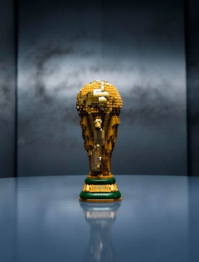 完成後は歴代優勝国のキャプテンのように高く掲げるのもアリ
