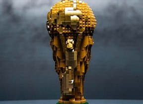 「FIFAワールドカップ」公式トロフィーがレゴセットに　全2842個のレゴブロック