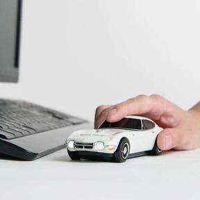 モデルカーのような精巧さ、デスクトップを名車が走る