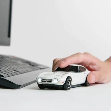 モデルカーのような精巧さ、デスクトップを名車が走る