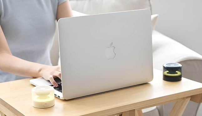 スマホの背面や磁力が働く場所に装着して使える
