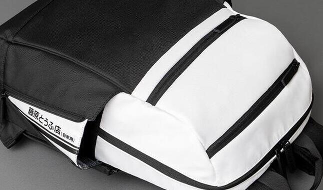 「頭文字D」ハチロクをイメージしたデザイン　16型ノートPCが入るPCリュック