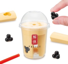 3つのフレーバー！？のタピオカミルクティーが組み立てられる