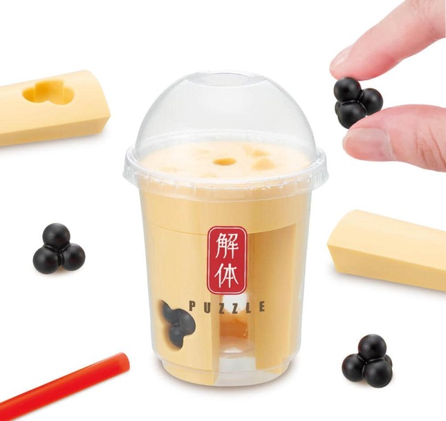 3つのフレーバー！？のタピオカミルクティーが組み立てられる