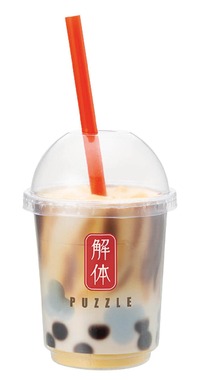 3つのフレーバー！？のタピオカミルクティーが組み立てられる