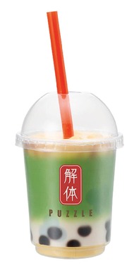 3つのフレーバー！？のタピオカミルクティーが組み立てられる