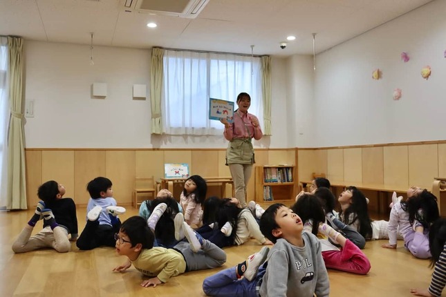 「きょうのミッション」のひとつ「あしか えび ストレッチ」にチャレンジ