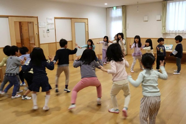 みんなで元気にカニ歩き