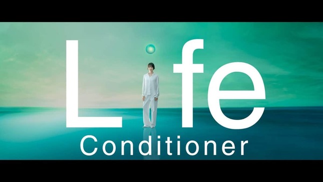 小松さんによる凛とした演技とナレーション