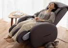 もみ玉でコリをほぐし、脚部エアバッグで血行促進　マッサージソファ