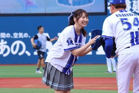 投球後、ベイスターズ・石田裕太郎投手に笑顔を向けた藤嶌果歩さん