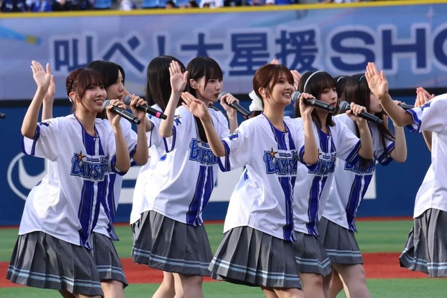 爽やかな笑顔で試合前の球場を盛り上げる日向坂46
