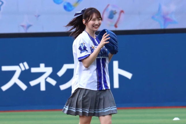 ノーバウンド投球に満面の笑みをみせる藤嶌果歩さん