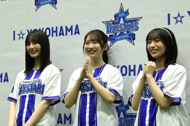 日向坂46の小坂菜緒さん、藤嶌果歩さん、大野愛実さん（左から）